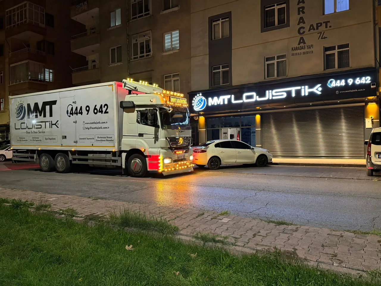 MMT Lojistik markalı taşıma aracı