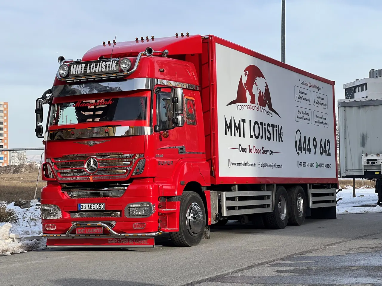 MMT Lojistik markalı taşıma aracı